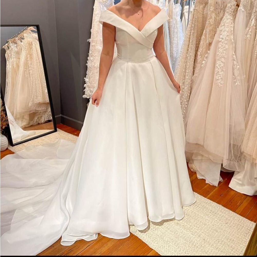 Pronovias Farrah Wedding Dress - Brand New/Unaltered - Picture 1 of 5